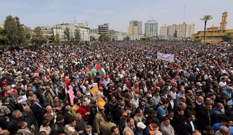 مئات الآلاف من الموظفين والمواطنين قطاع غزة في السرايا يطالبون برحيل حكومة (رامي الحمد الله)