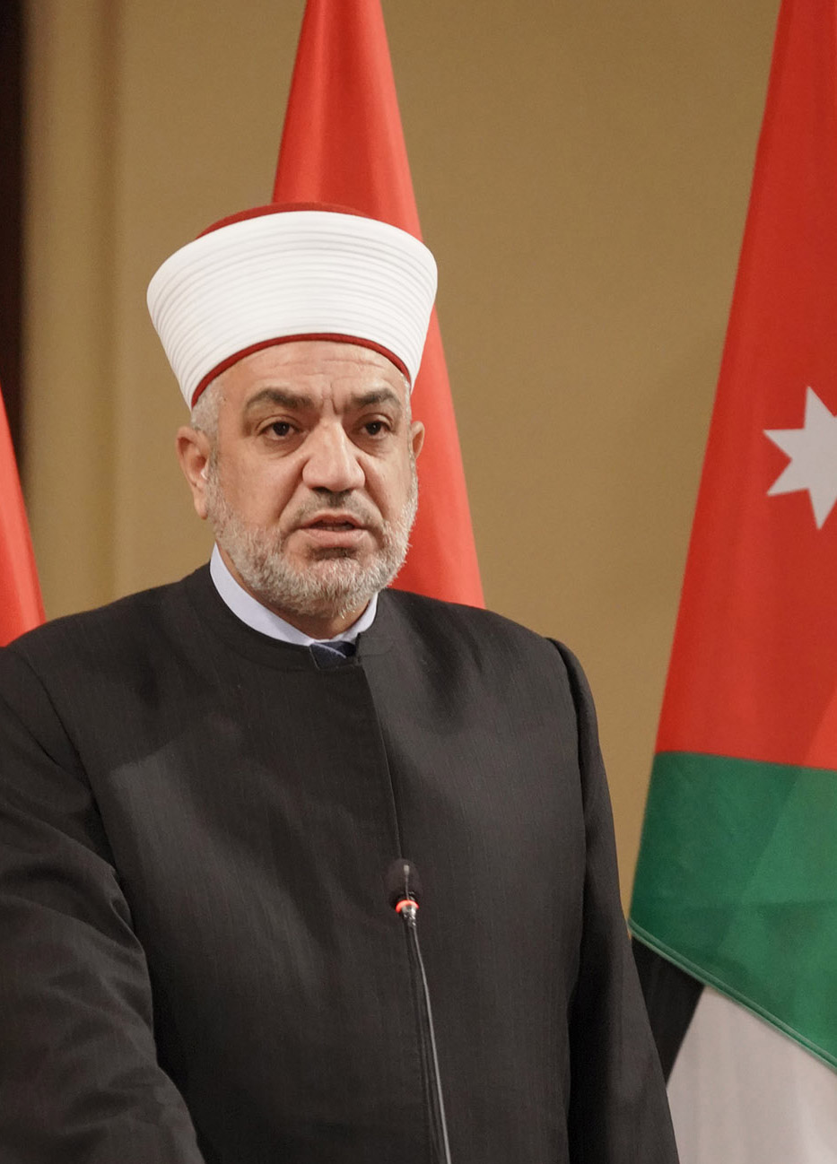 وزير الأوقاف الأردني يحذر من المساس بالعاملين بالمسجد الأقصى