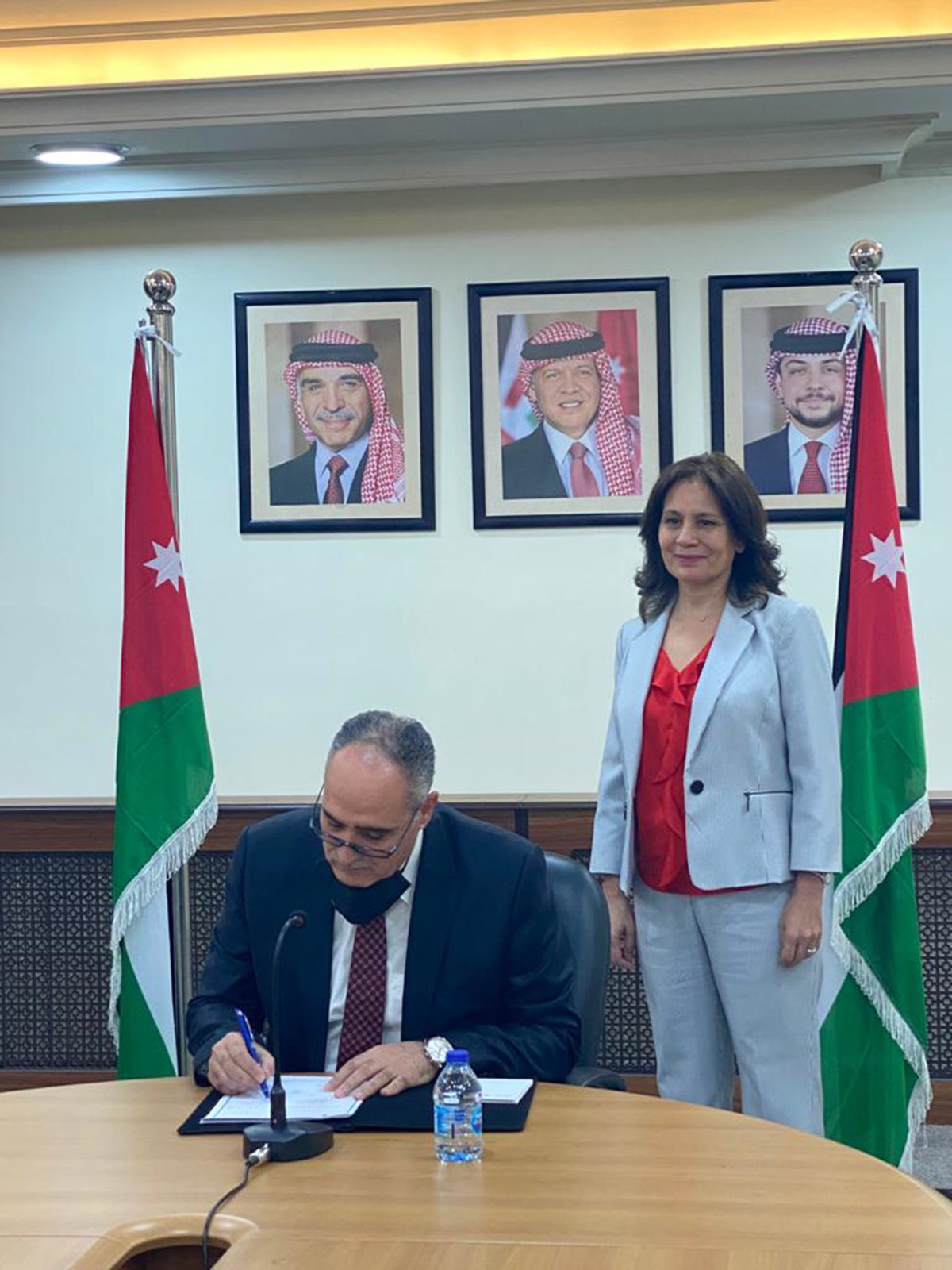 الأردن والعراق يوقعان عقد ربط شبكة الكهرباء وبيعها بين البلدين