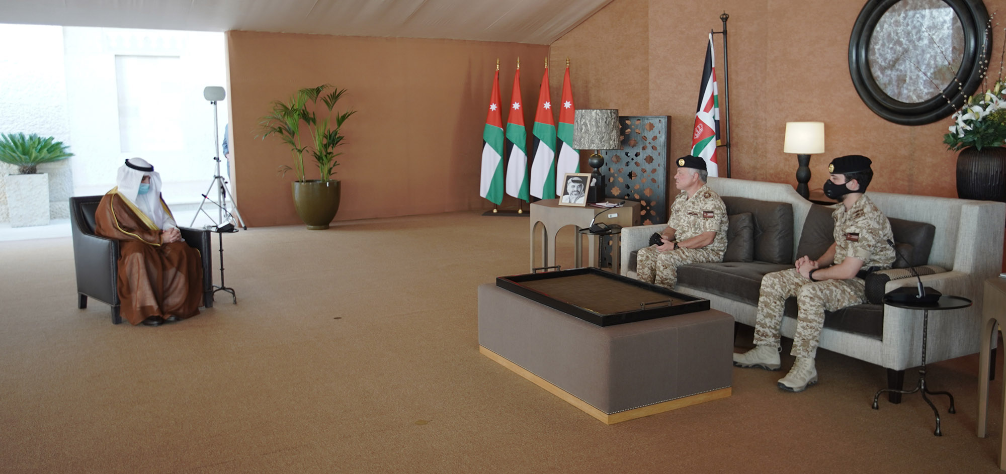 جلالة الملك يتسلم رسالة من أمير الكويت