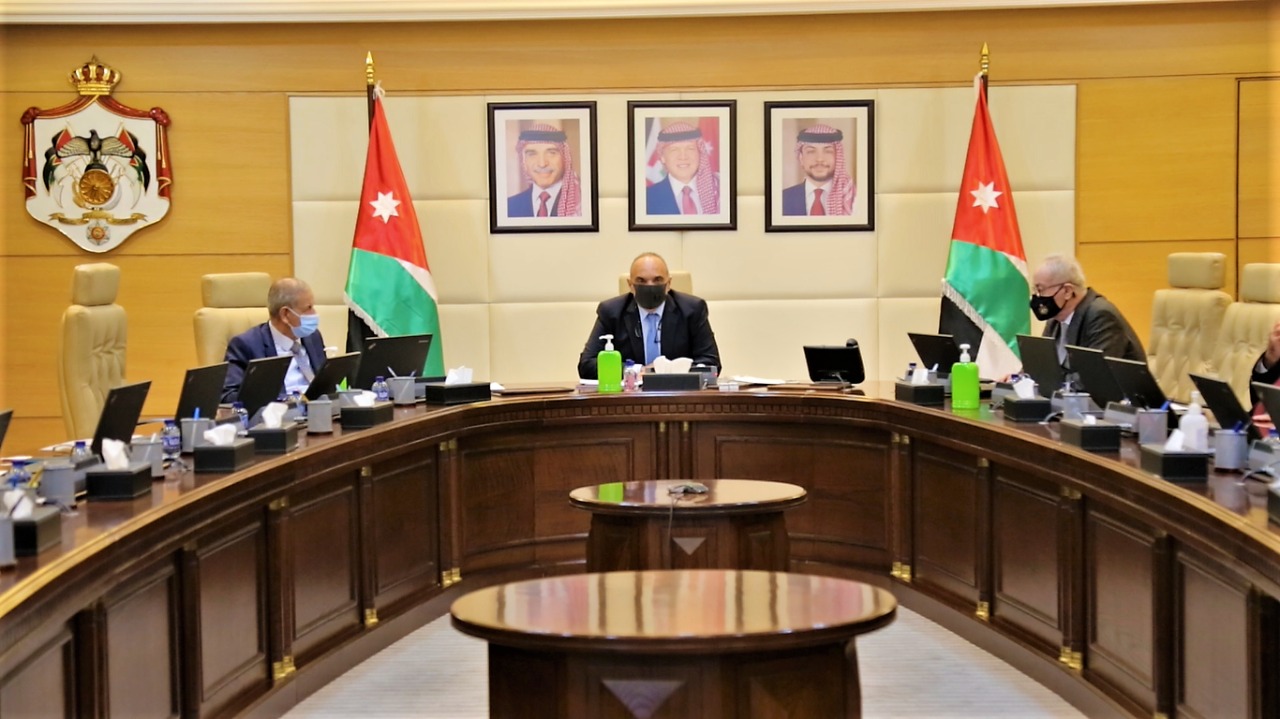 رئيس الوزراء يؤكد ضرورة توفير السلع والخدمات قبل الحظر الشامل