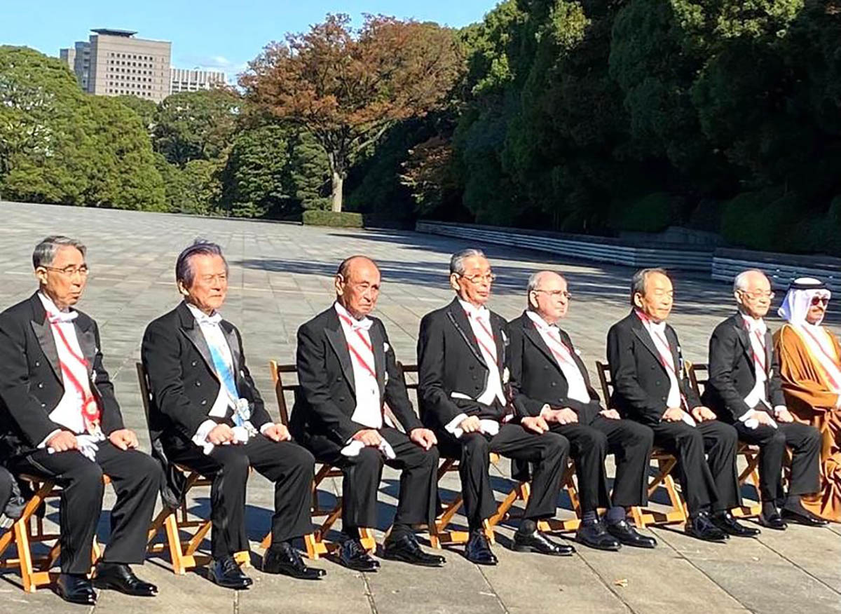 امبراطور اليابان يقلد طاهر المصري الوشاح الأكبر للشمس المشرقة