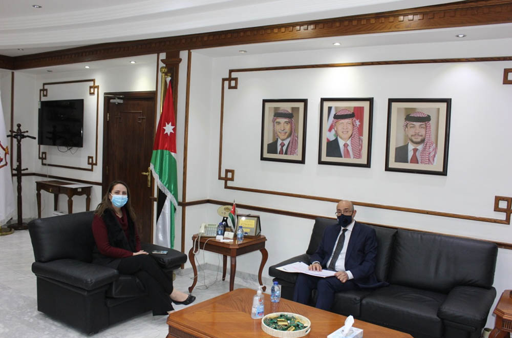 وزيرة الصناعة تبحث مع السفير التونسي تعزيز التعاون الاقتصادي