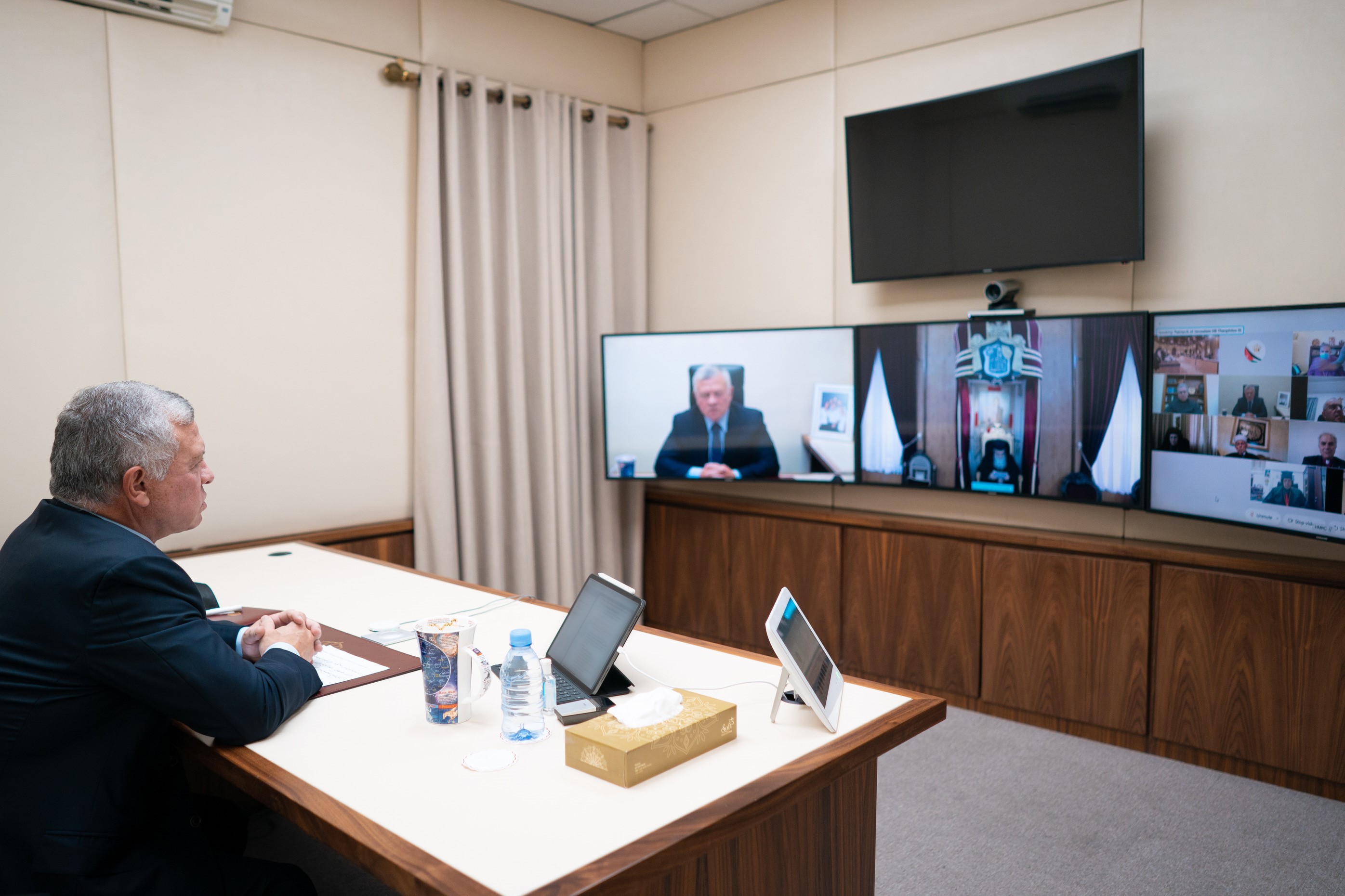 جلالة الملك و سمو ولي العهد يهنئان مسيحيي الأردن وفلسطين بالأعياد المجيدة