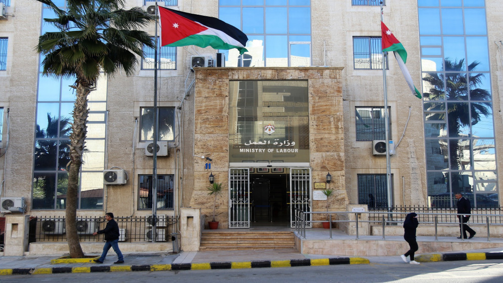 العمل تدعو القطاع الخاص للاستفادة من اعفاءات عدم تجديد التصاريح لغير الأردنيين