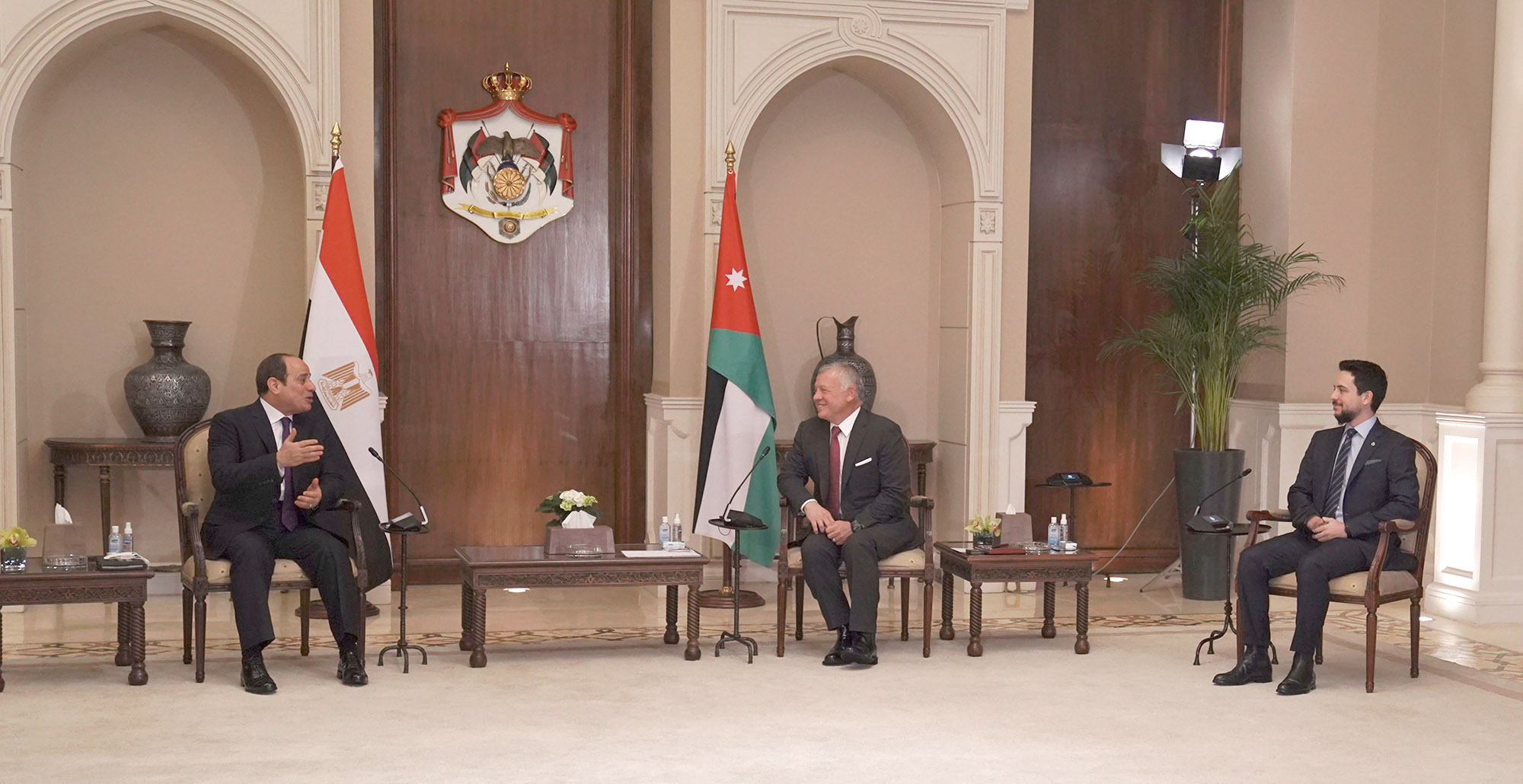 جلالة الملك و ولي العهد يستقبلان الرئيس المصري لدى وصوله إلى عمان