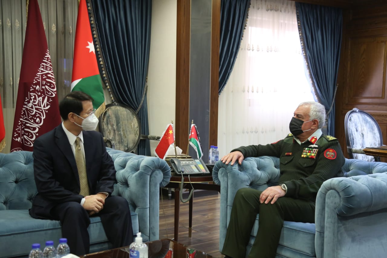 رئيس هيئة الأركان يلتقي السفير الصيني