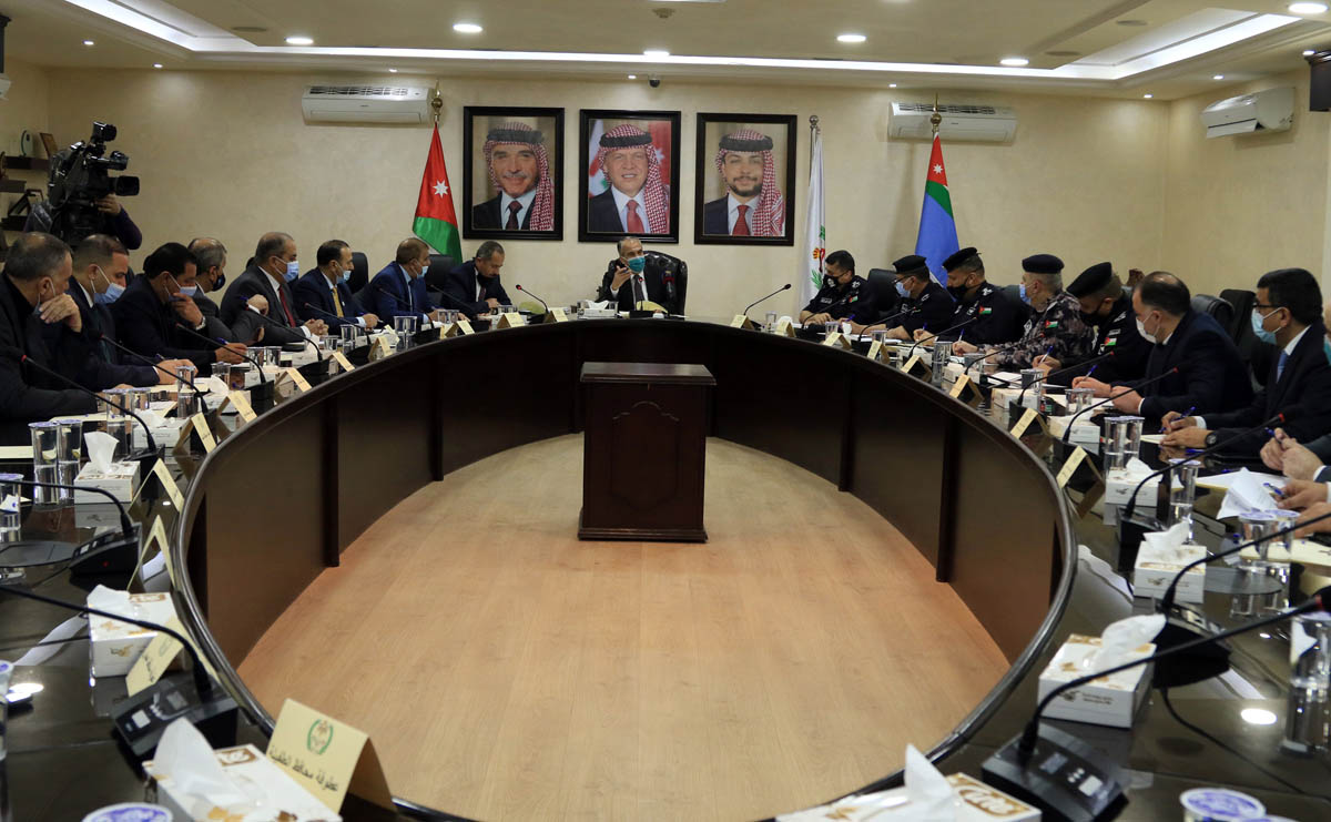 وزير الداخلية: الاستمرار بالتشدد بتطبيق اوامر الدفاع والتعليمات الصادرة بمقتضاه ومراقبة تنفيذها