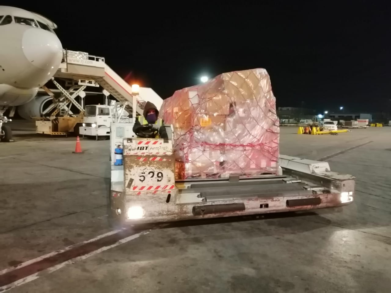 وصول الشحنة الأولى من لقاحات كوفيد – 19 عن طريق مرفق كوفاكس للمملكة