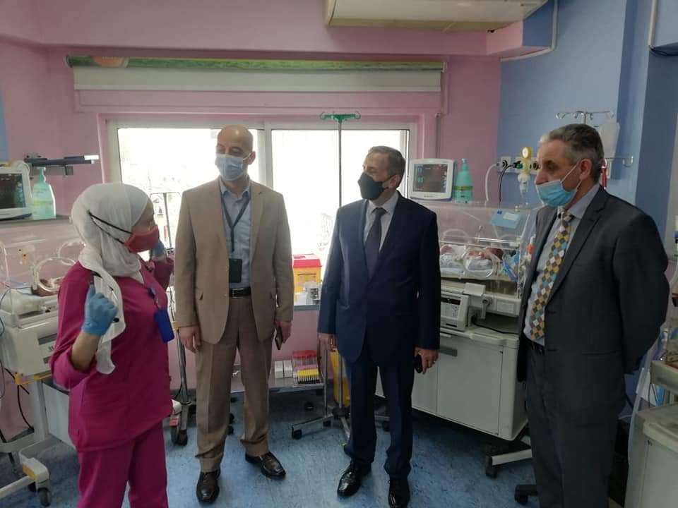 الحموري يطلع على الخدمات التي يقدمها مستشفى المقاصد الخيرية
