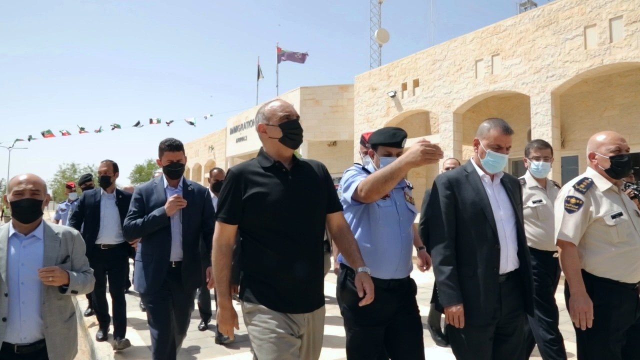 رئيس الوزراء يتفقد سير العمل بمركز حدود العمري ويؤكد ضرورة تبسيط الاجراءات على المسافرين