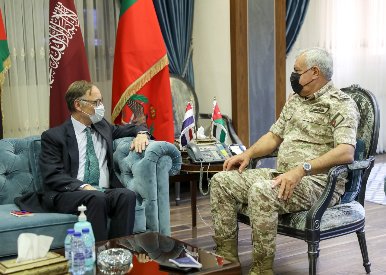 رئيس هيئة الأركان يلتقي السفير الهولندي