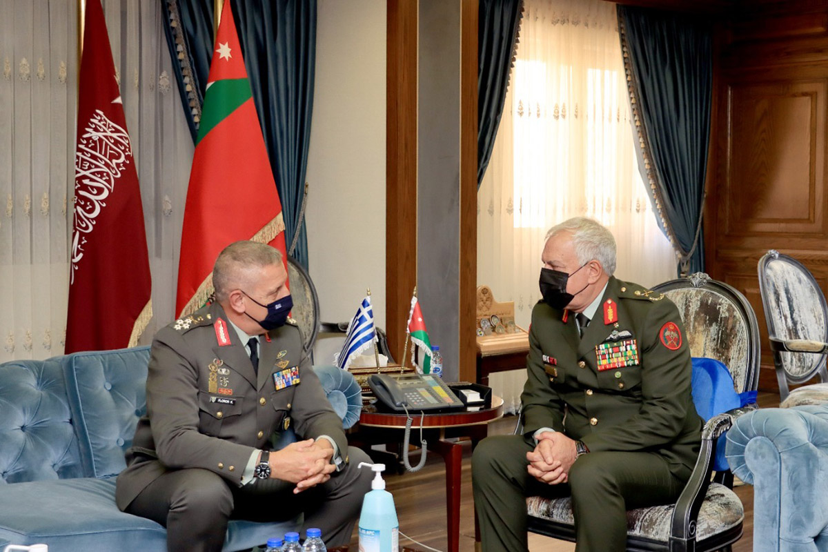 رئيس هيئة الأركان يلتقي نظيره اليوناني