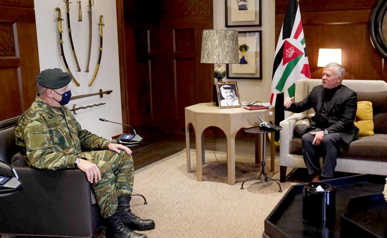 جلالة الملك يستقبل رئيس أركان الدفاع الوطني اليوناني