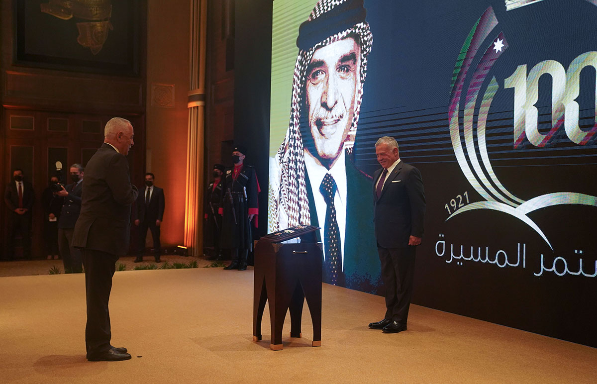 الملك ينعم بوسام مئوية الدولة الأولى على أمراء وشخصيات خدمت بالديوان الملكي في عهد الحسين