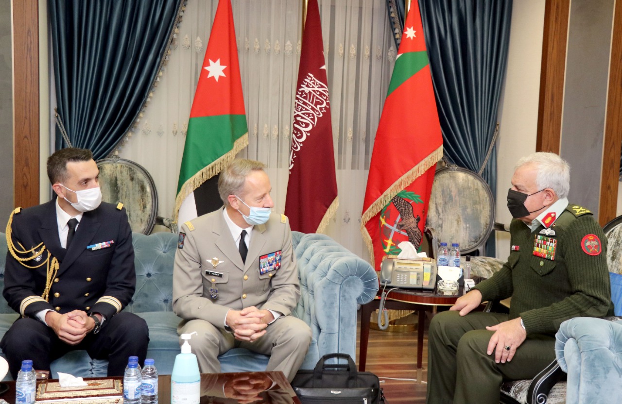 رئيس هيئة الأركان يلتقي رئيس دائرة التعاون الثنائي الفرنسي