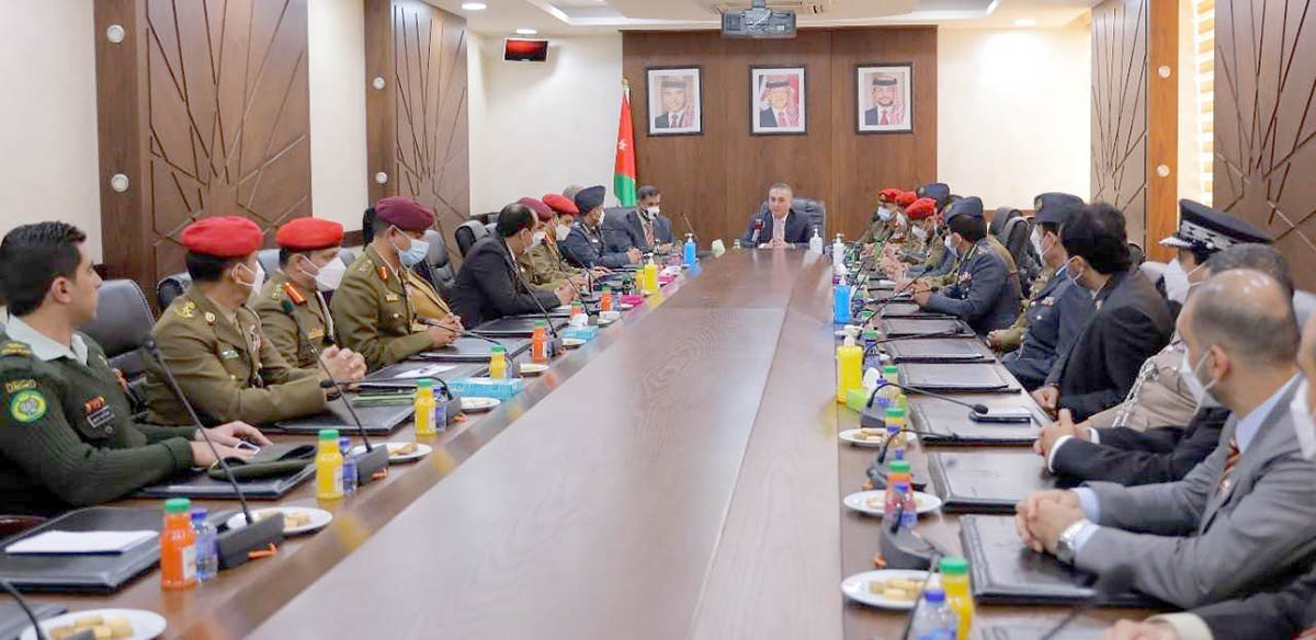 زيادين يلتقي وفدا من كلية الدفاع العُمانية