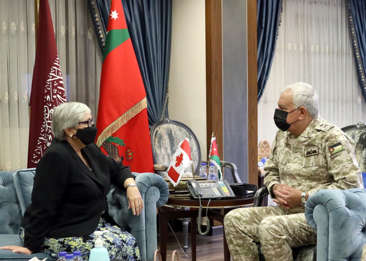 رئيس هيئة الأركان يلتقي السفيرة الكندية
