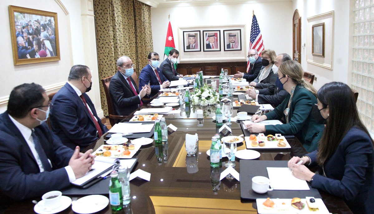 وزير الخارجية يلتقي مسؤولتين أميركيتين