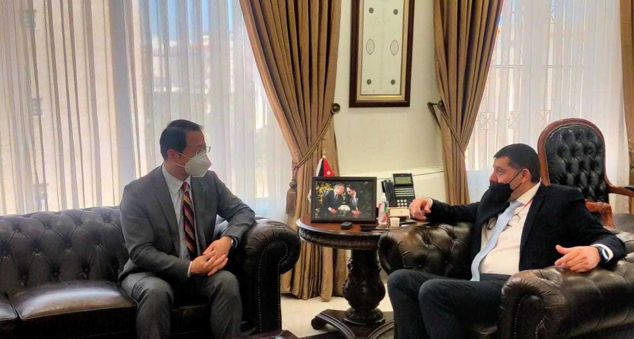 وزير العمل يبحث مع السفير الصيني التعاون المشترك