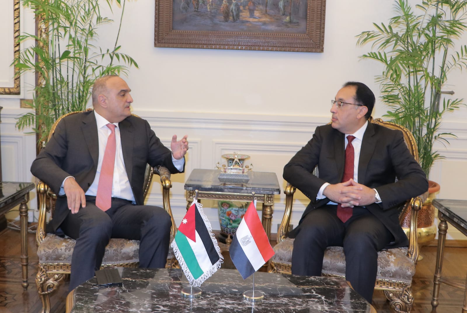 الخصاونة يبدأ زيارة رسمية للقاهرة ويلتقي نظيره المصري