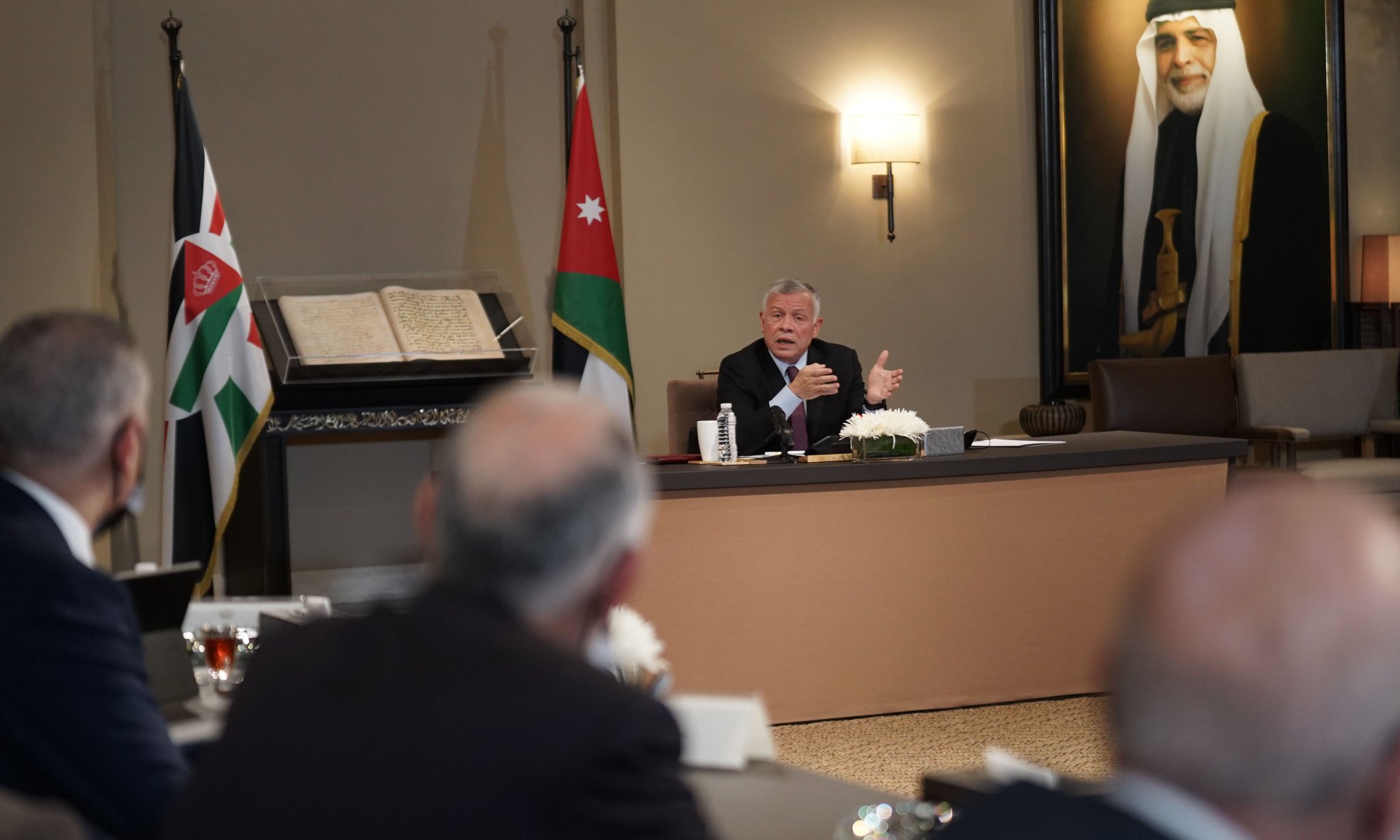 جلالة الملك يلتقي عددا من الكتاب والصحفيين