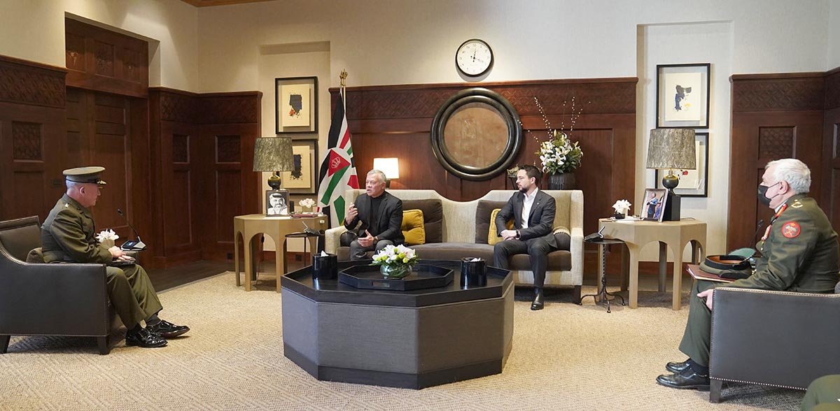 جلالة الملك يلتقي قائد القيادة المركزية الأميركية