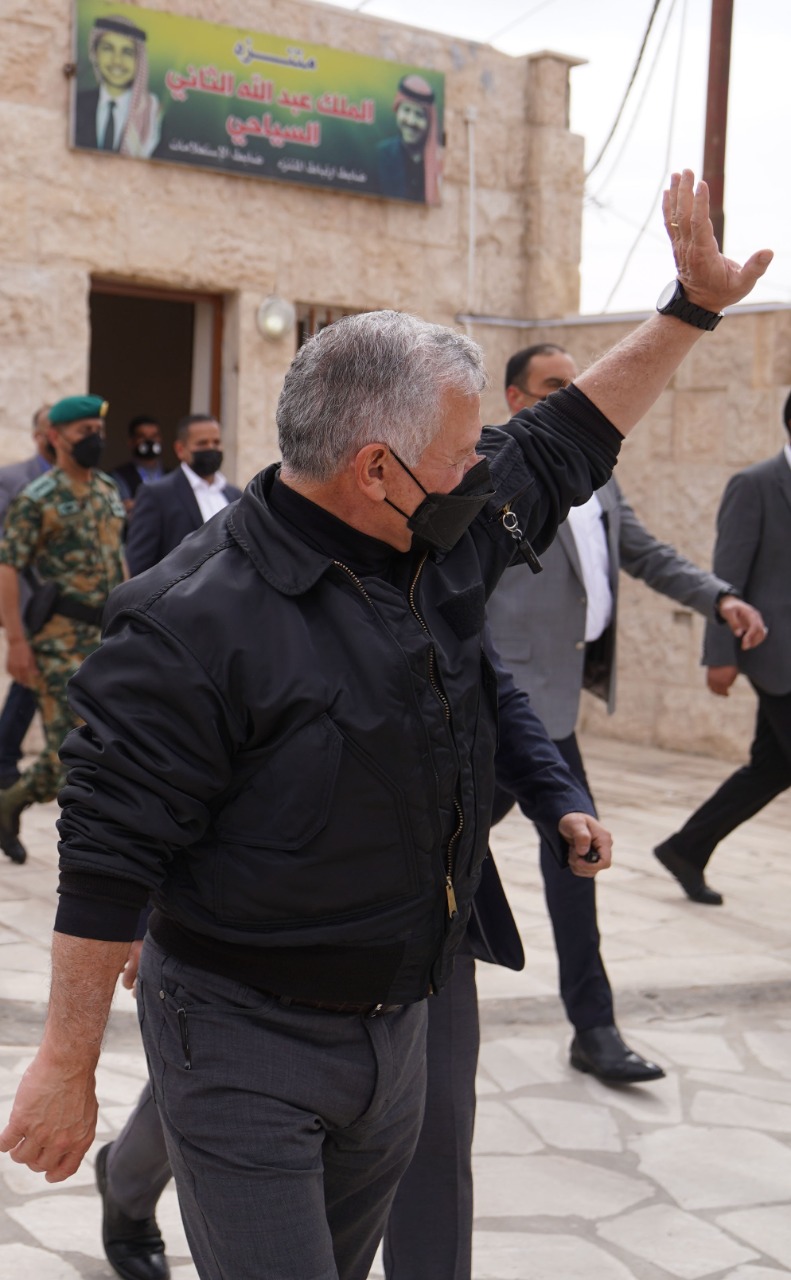 جلالة الملك و سمو ولي العهد يزوران مواقع سياحية وأثرية بمعان ويجولان في السوق القديم