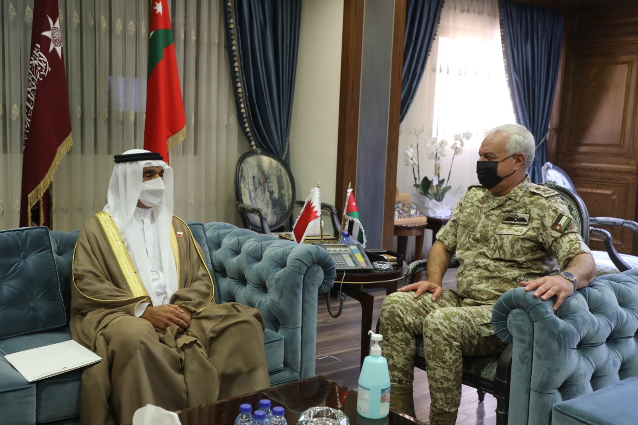 رئيس الأركان يلتقي السفير البحريني