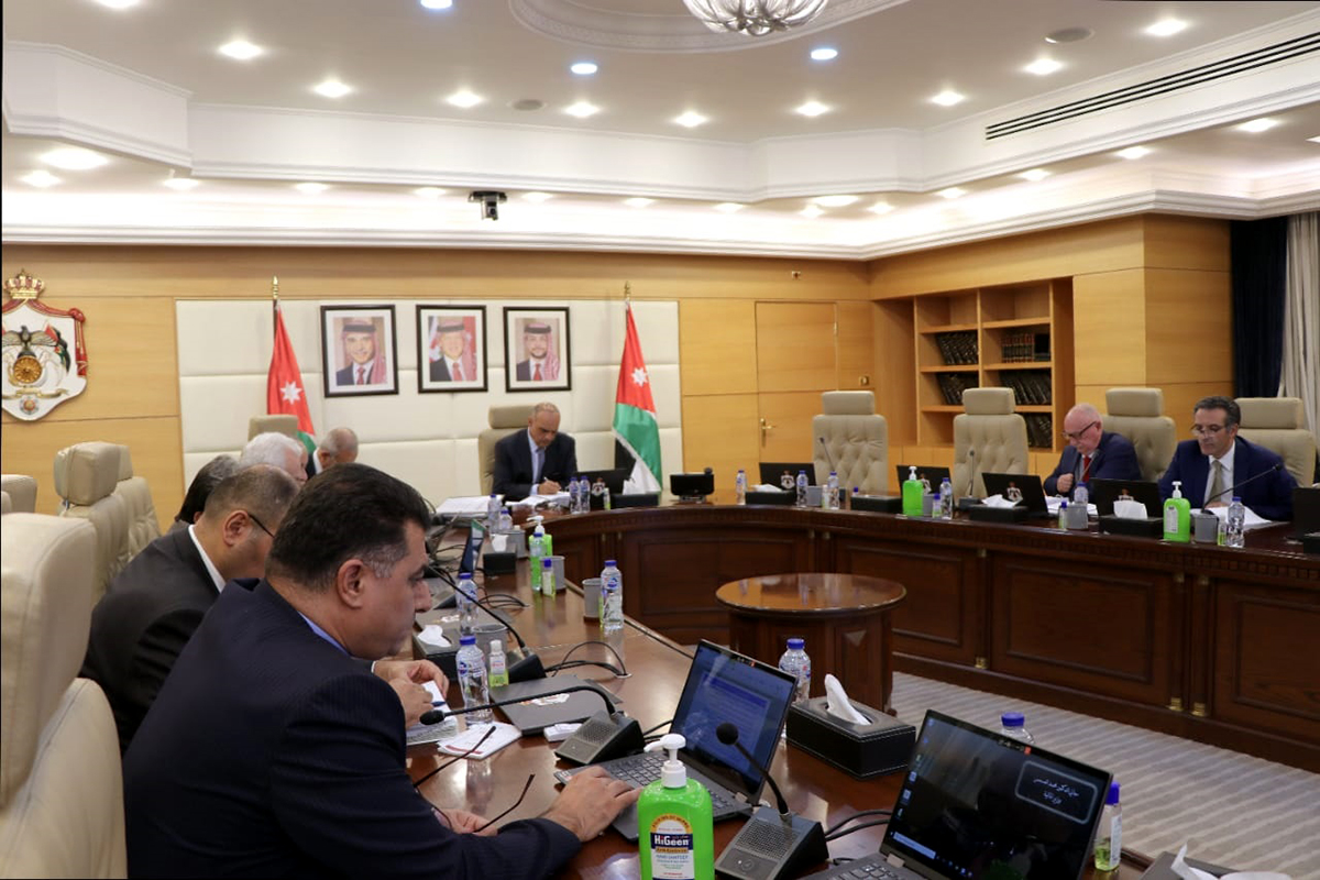 الخصاونة يجتمع بمجلس الوزراء ويتخذ عددة قرارات
