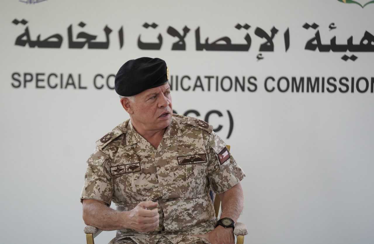 جلالة الملك يزور مركز السيطرة في هيئة الاتصالات الخاصة