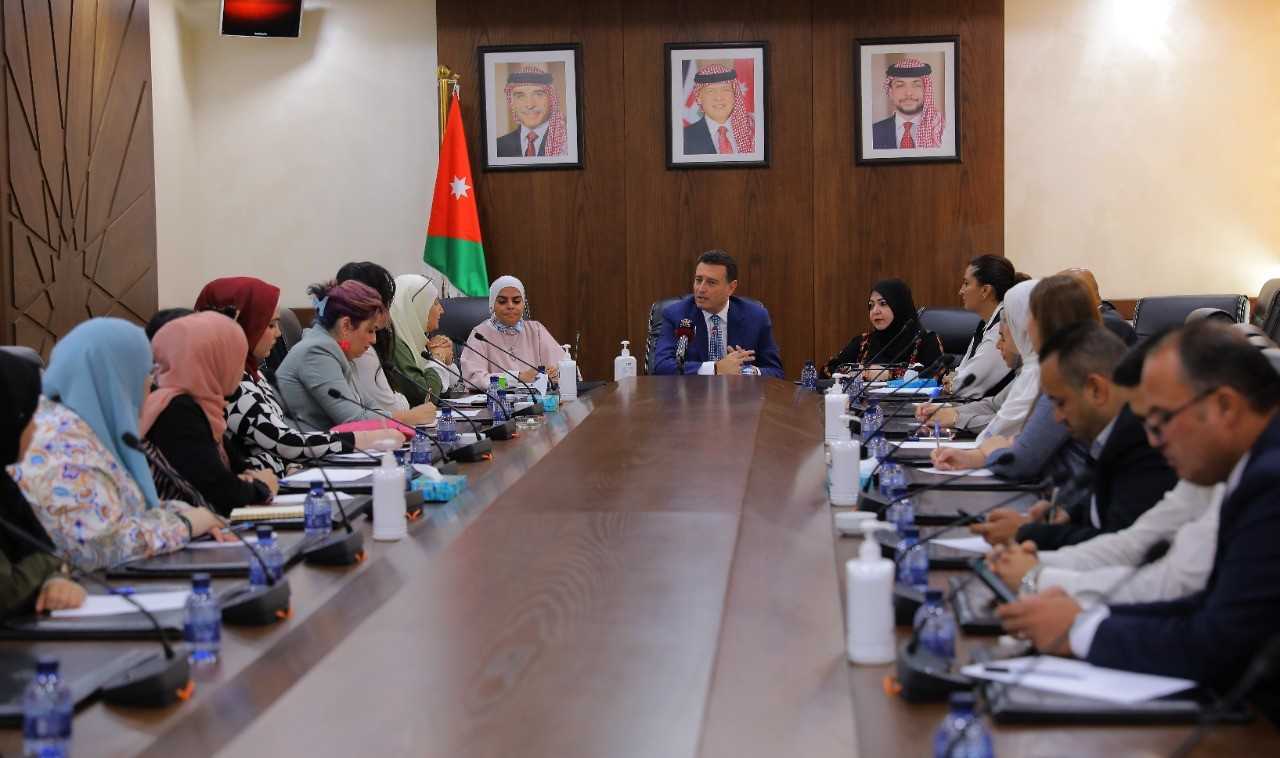 نائب رئيس النواب يؤكد أهمية تعزيز التشبيك مع الأحزاب السياسية
