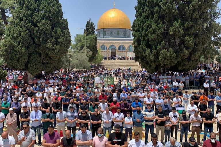 60 ألفا يؤدون صلاة الجمعة في المسجد الأقصى