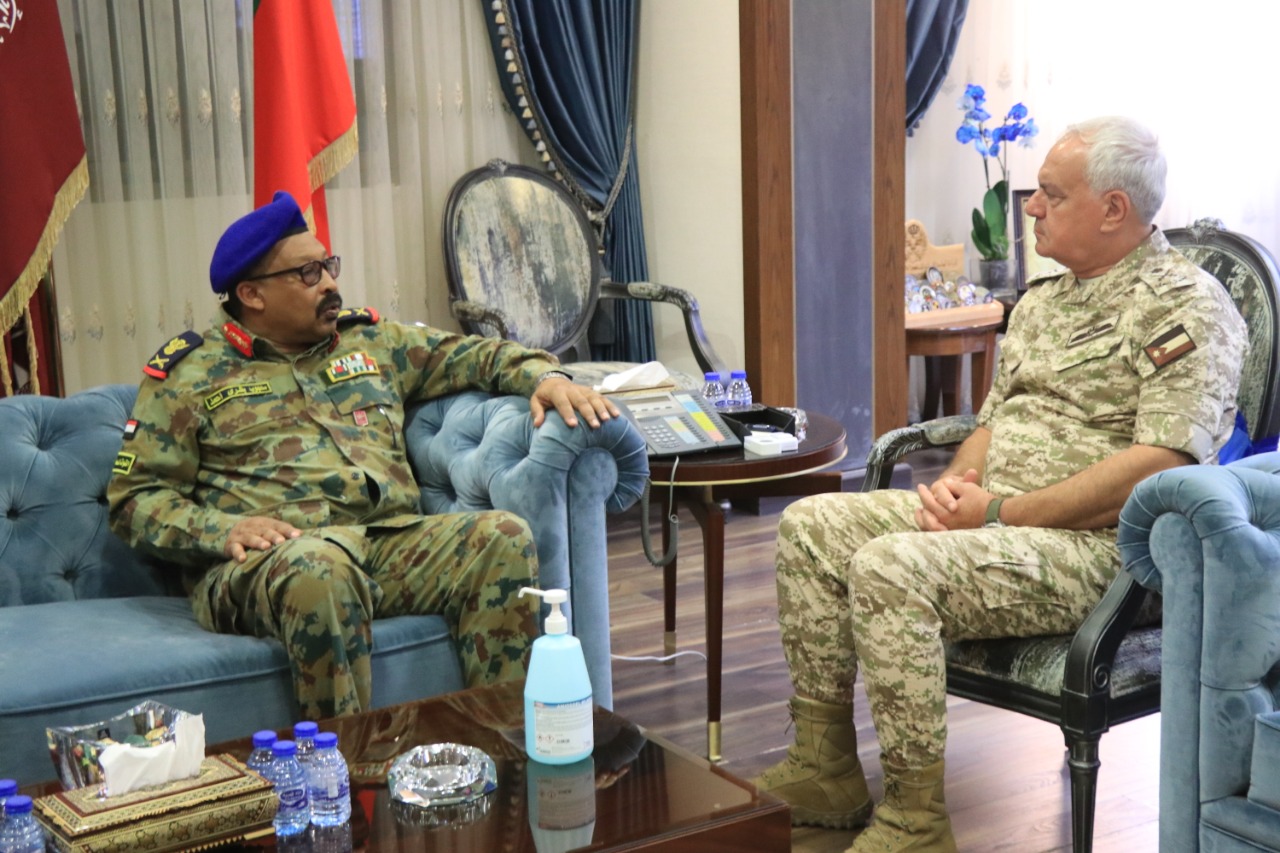 رئيس هيئة الأركان يلتقي وفداً عسكرياً سودانياً