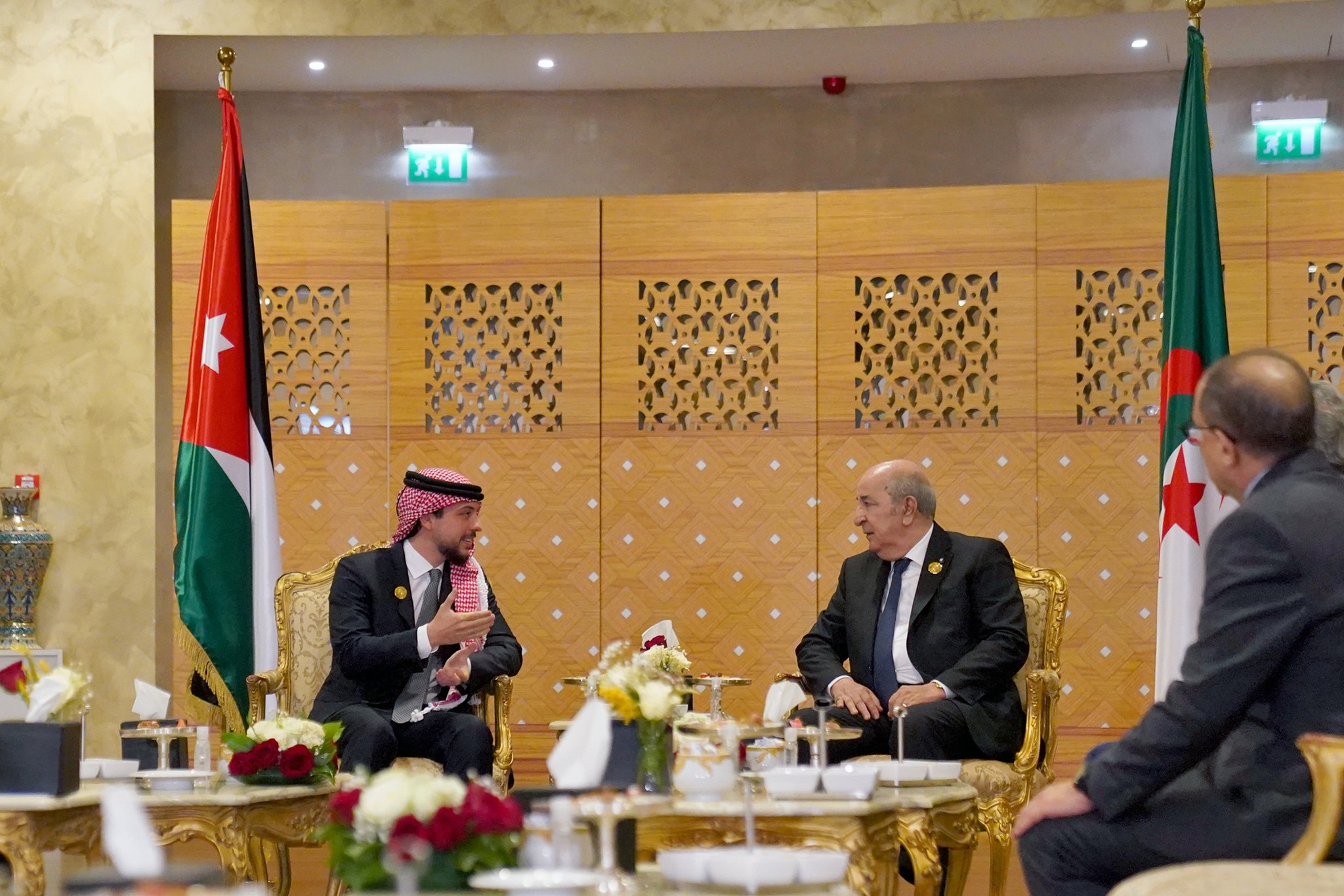 سمو ولي العهد يلتقي في الجزائر عددا من القادة العرب
