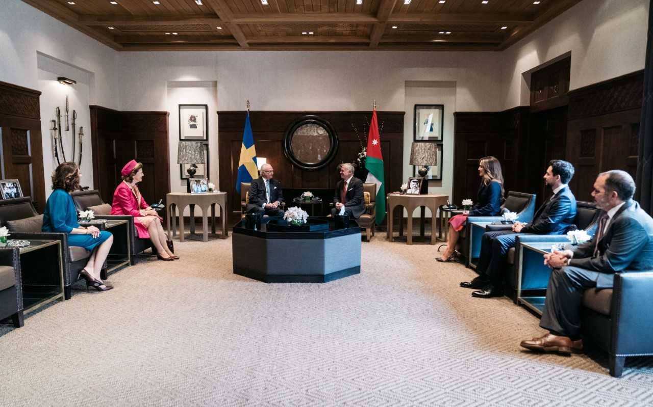 جلالة الملك يبحث مع ملك السويد العلاقات الثنائية والمستجدات الإقليمية والدولية