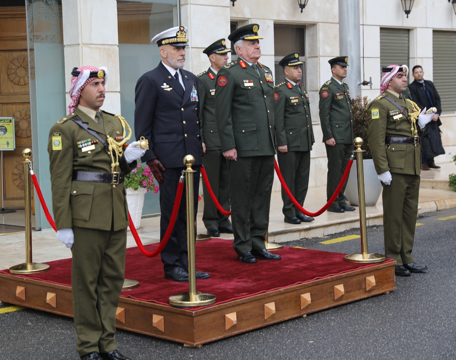 الحنيطي يستقبل رئيس هيئة أركان الدفاع الإيطالي