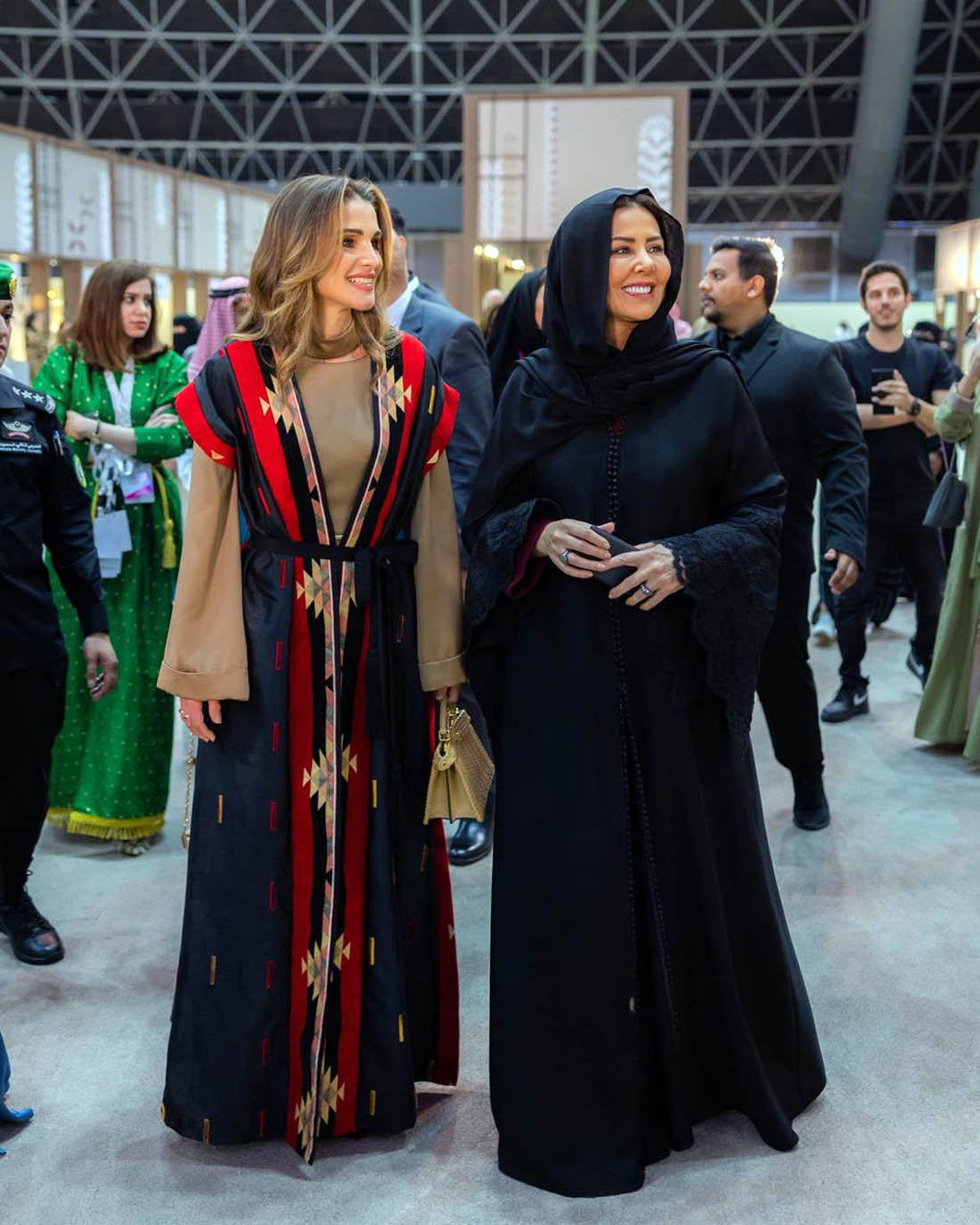الملكة رانيا العبد الله تشارك في افتتاح معرض بساط الريح في جدة