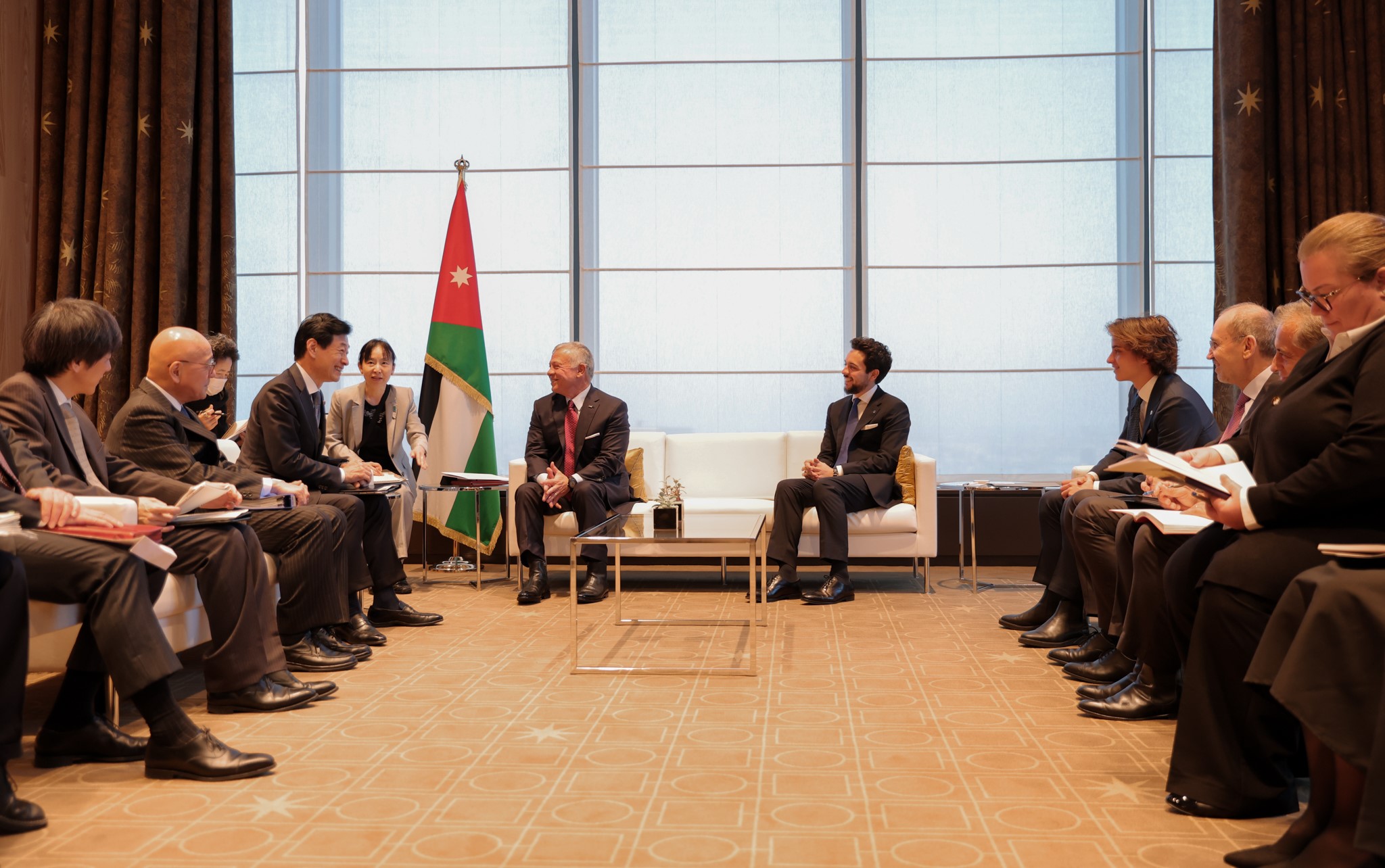 جلالة الملك يبحث فرص التعاون الاقتصادي مع مسؤولين يابانيين