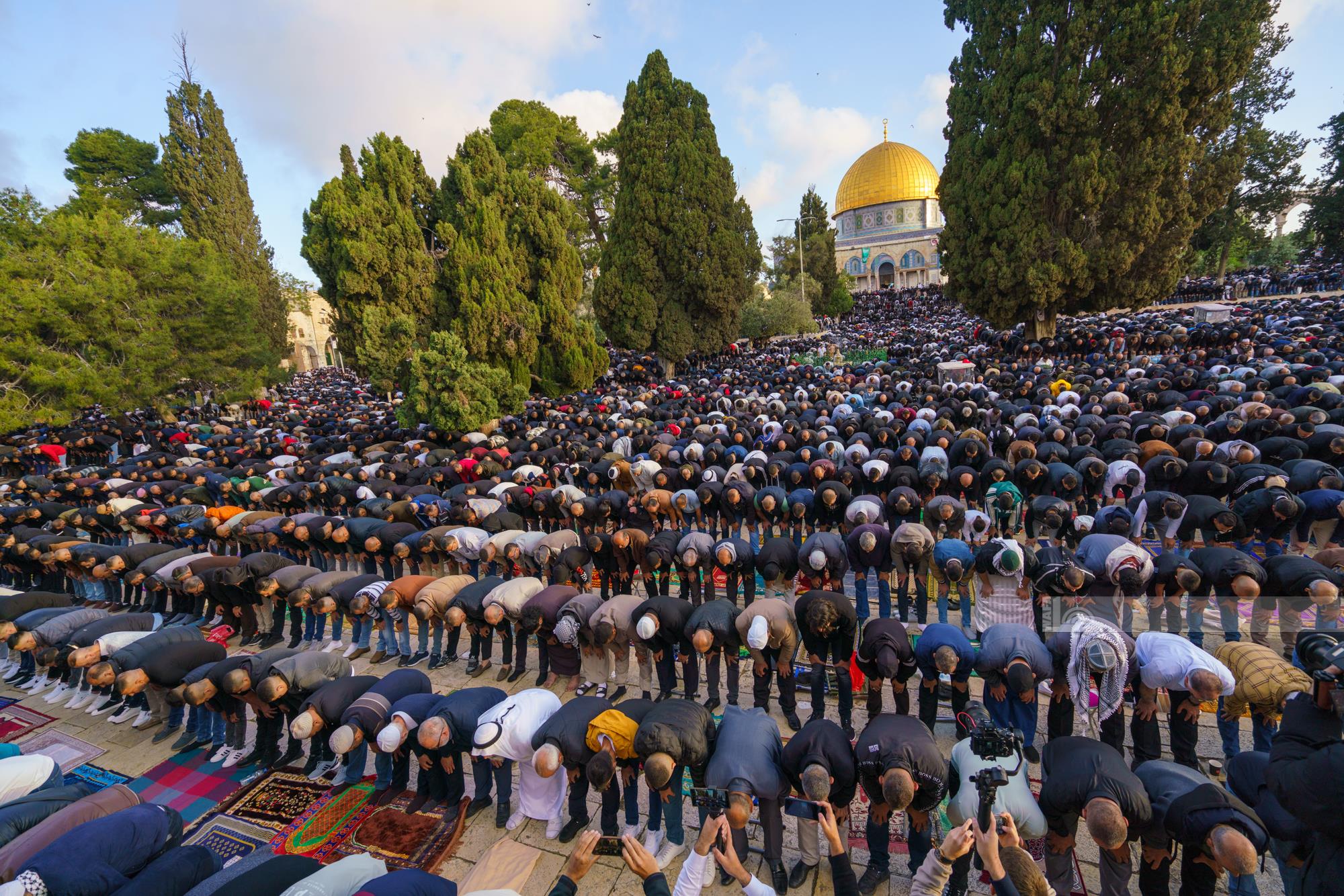 120 ألف مصل يؤدون صلاة العيد في المسجد الأقصى