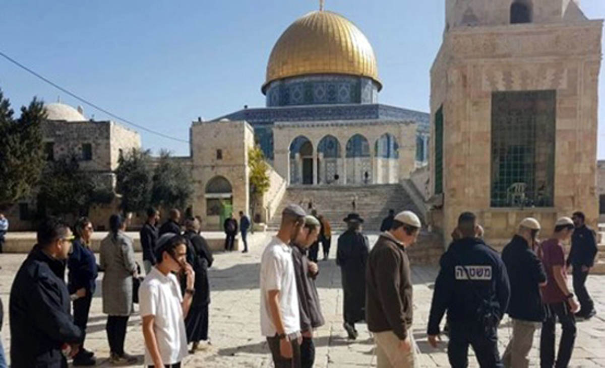 عشرات المستوطنين المتطرفين يقتحمون باحات الأقصى