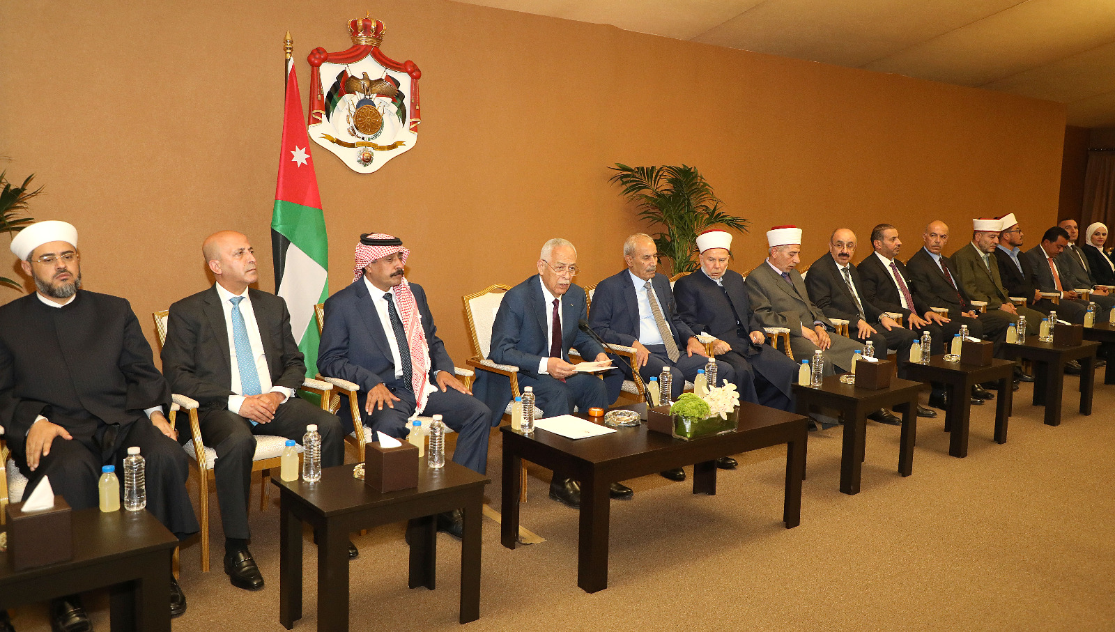 العيسوي يودع بعثة حج مكرمة الملك لذوي الشهداء والمصابين العسكريين وبعثة حج ولي العهد