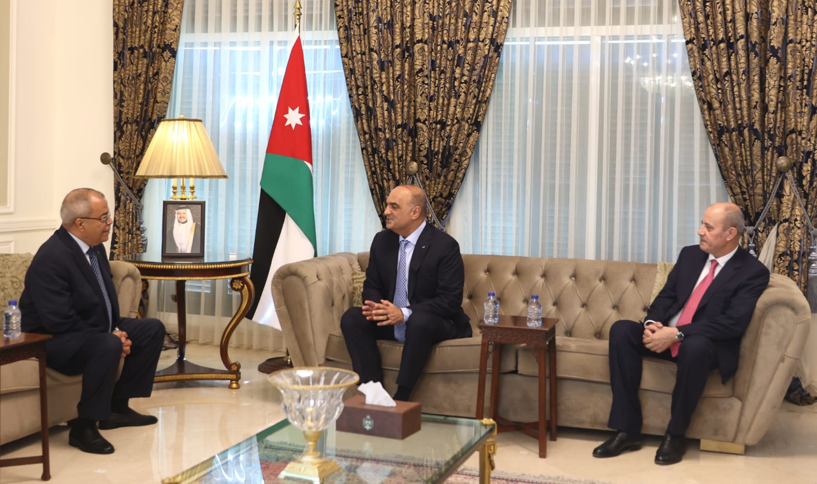 الخصاونة يلتقي وزير الصناعة والإنتاج الصيدلاني الجزائري