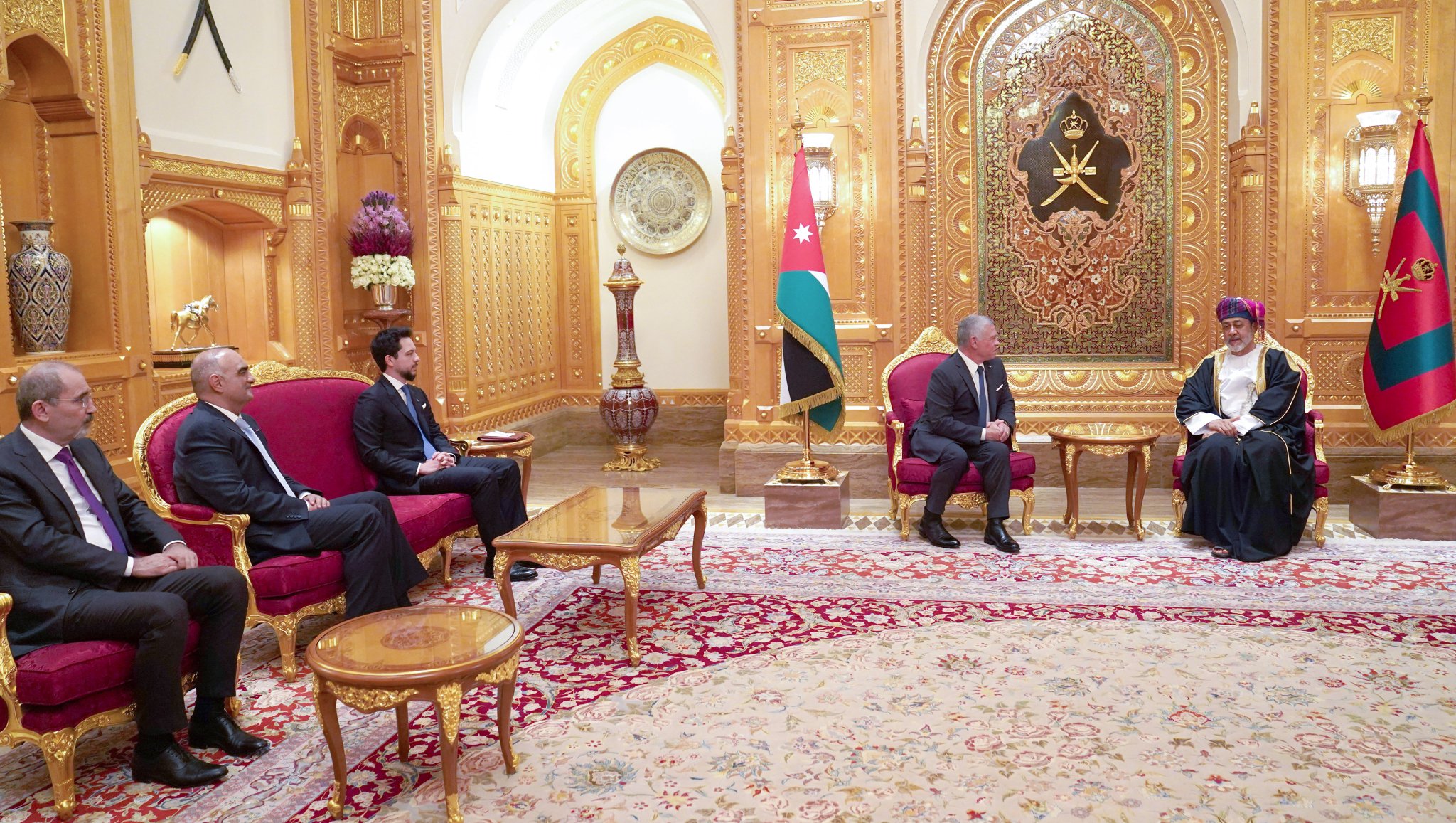جلالة الملك يجري مباحثات مع سلطان عُمان في مسقط