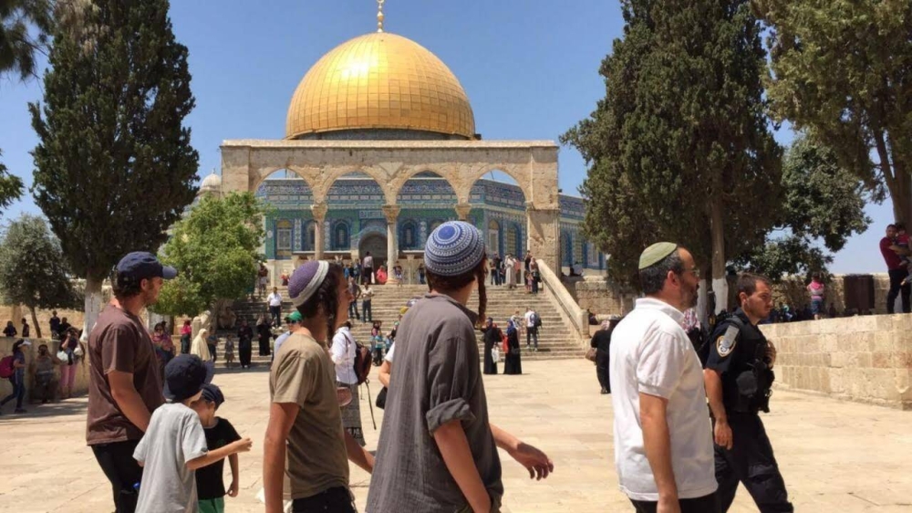 عشرات المستوطنين المتطرفين يقتحمون الأقصى بحراسة مشددة من شرطة الاحتلال