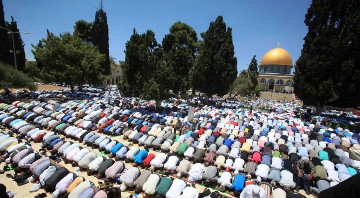 50 ألفا يؤدون صلاة الجمعة في المسجد الأقصى