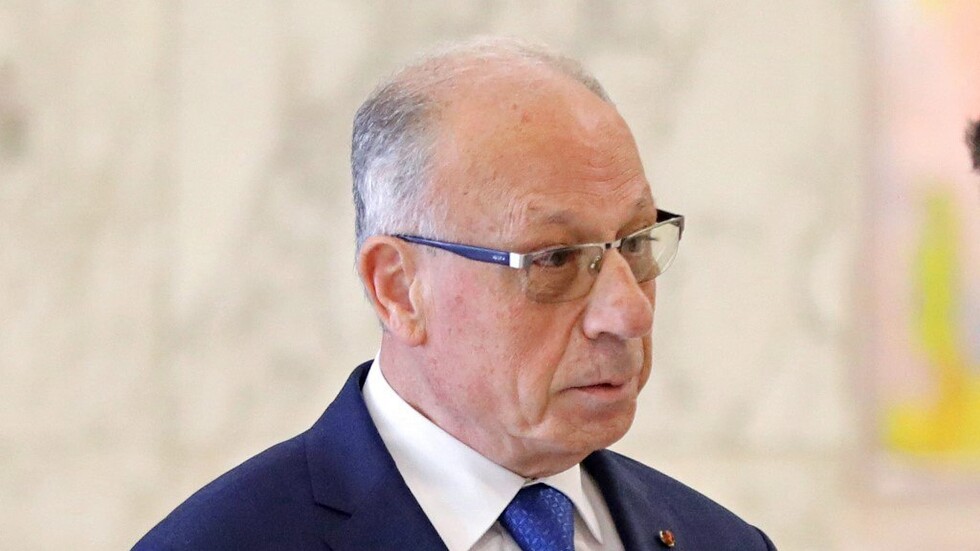 وزير الدفاع اللبناني ينجو من محاولة اغتيال