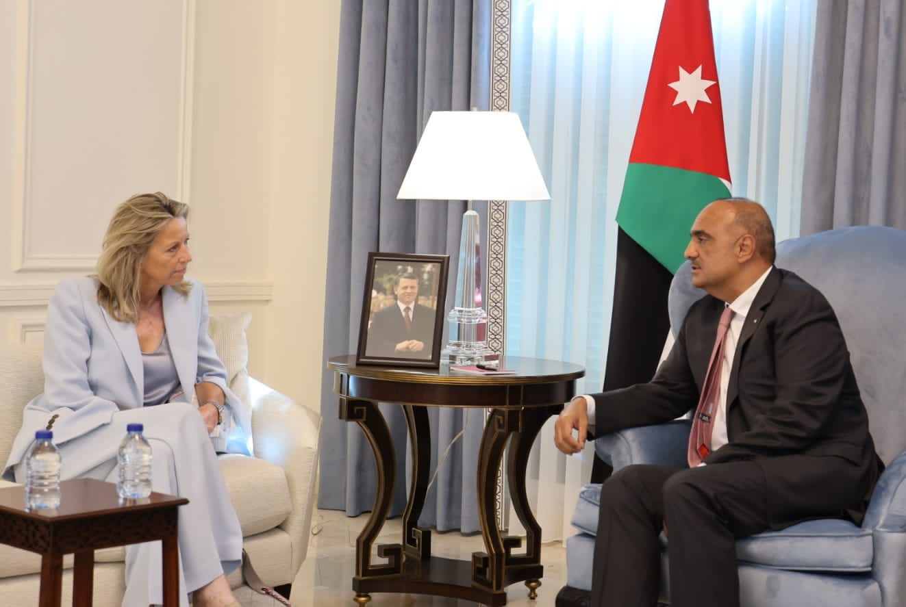 الخصاونة يستقبل وزيرة دفاع مملكة هولندا