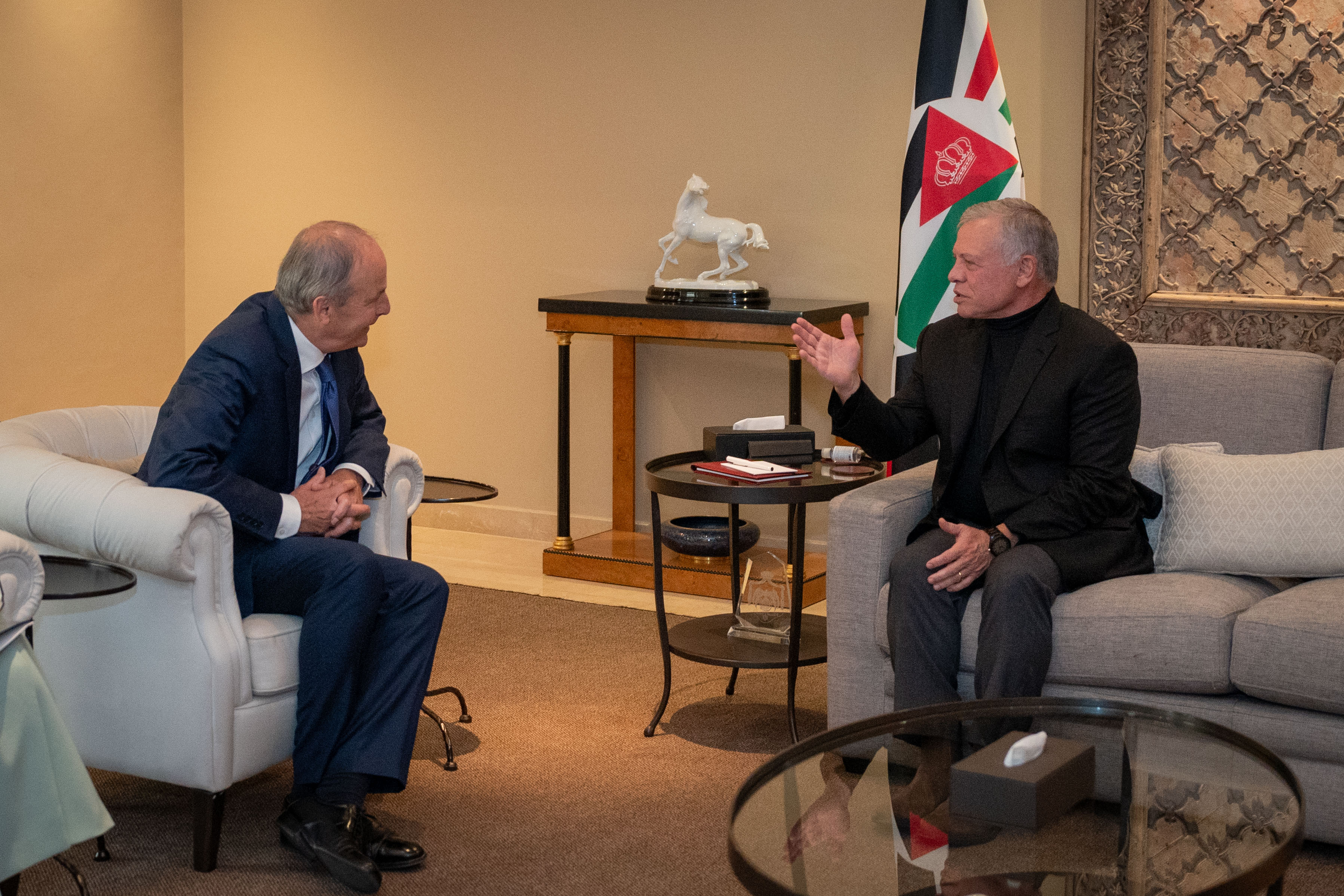 جلالة الملك يستقبل نائب رئيس الوزراء ووزير الخارجية والدفاع الإيرلندي