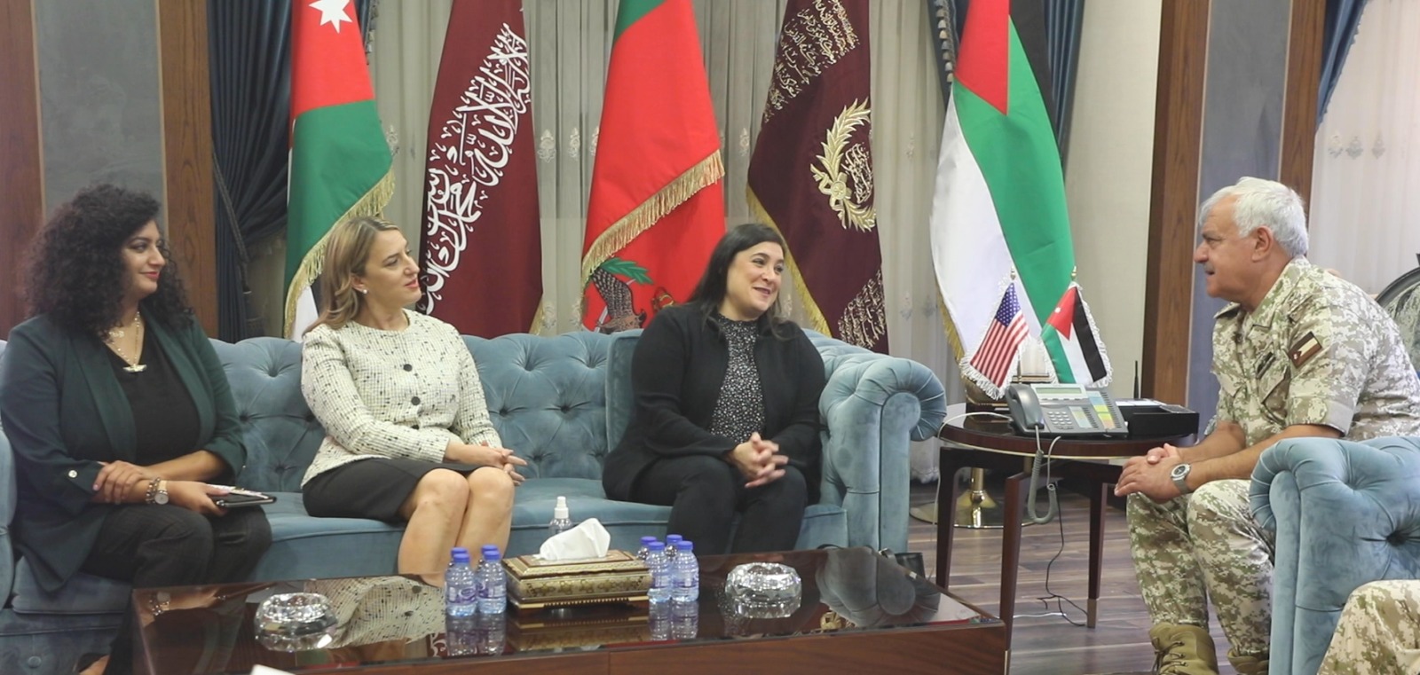 الحنيطي يستقبل نائب مساعد وزير الدفاع الأميركي لشؤون الشرق الأوسط